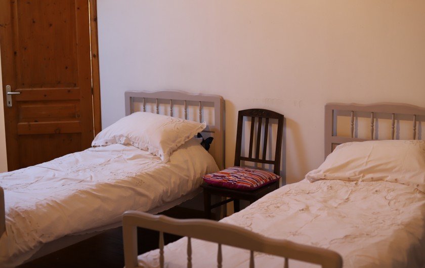 La Grange 3 lits simple dans 1 grande chambre pour les enfants