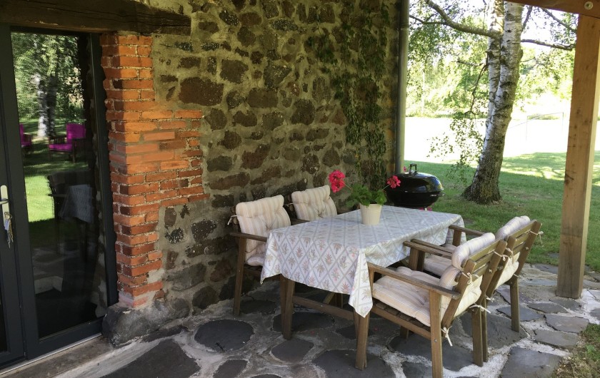 Location de vacances - Gîte à Vailhac - terrasse avec barbecue