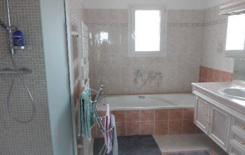 salle de bains de la chambre parentale avec douche,  baignoire et wc