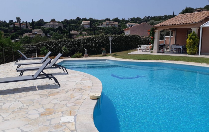 Location de vacances - Villa à Les Issambres - grande terrasse autour de la piscine fermée par clôture amovible côté villa