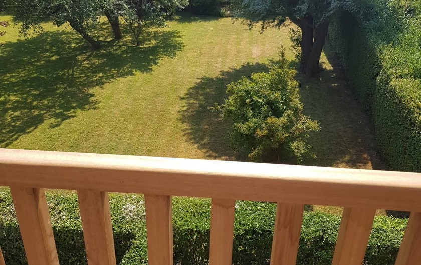 Location de vacances - Appartement à Blonville-sur-Mer - Balcon donnant vers un jardin commun et vue latérale vers la mer
