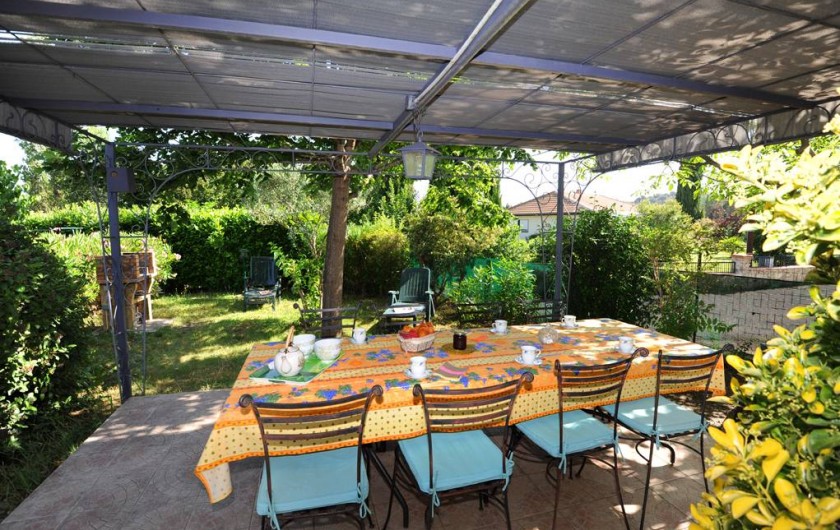 Location de vacances - Gîte à Rigarda - le repas sous la pergola