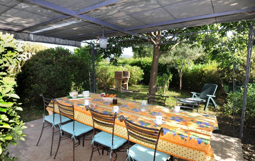 Location de vacances - Gîte à Rigarda - le repas sous la pergola