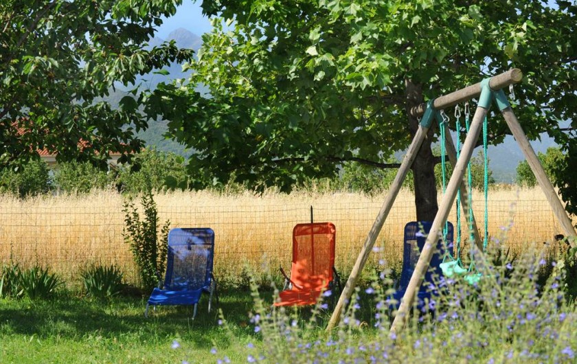 Location de vacances - Gîte à Rigarda - la balançoire  dans le jardin clos