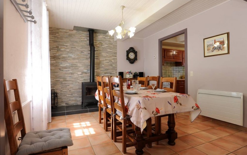 Location de vacances - Gîte à Rigarda - la salle à manger et son poêle à bois