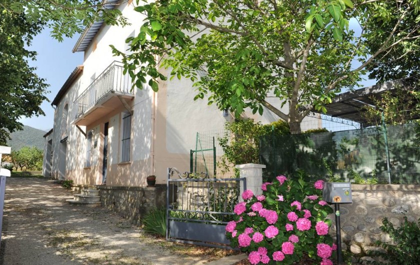 Location de vacances - Gîte à Rigarda - l'entrée du  mas et sa cour privative