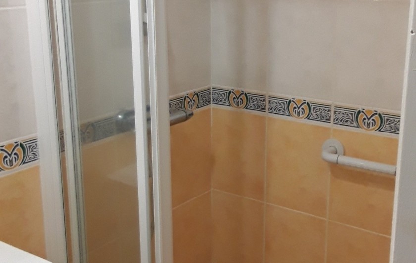 Location de vacances - Maison - Villa à Sainte-Hélène - Sale de Bain du bas attenante a la Chambre avec douche Italienne et vasque.