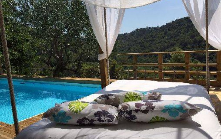 Location de vacances - Maison - Villa à Nice - Seuls au monde sur le bed suspendu