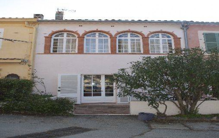 Location de vacances - Villa à Hyères - FACADE CÔTÉ PLACE