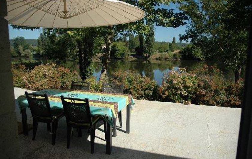 Location de vacances - Gîte à Badefols-sur-Dordogne - Grande terrasse donnant sur la Dordogne