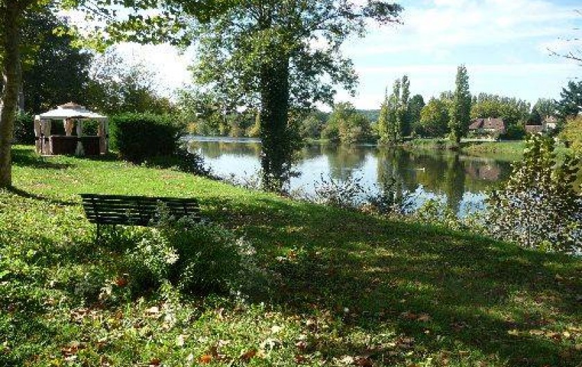 Location de vacances - Gîte à Badefols-sur-Dordogne - Jacuzzi discrètement situé dans le jardin