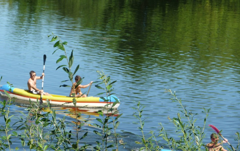 Location de vacances - Gîte à Badefols-sur-Dordogne - 5 canoës dans les gîtes