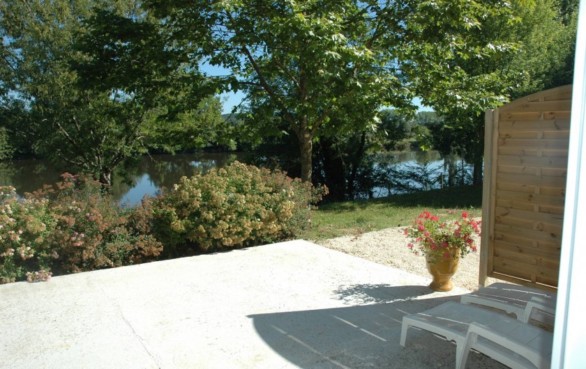 Location de vacances - Gîte à Badefols-sur-Dordogne - Autre bout de la terrasse côté de LA TOUR