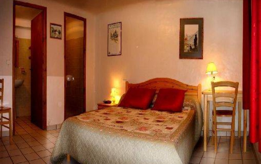 Location de vacances - Chalet à Champagny-en-Vanoise - Chambre rez de jardin  indépendante avec sa salle de douche et son WC