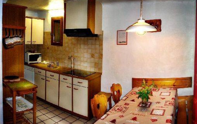 Location de vacances - Chalet à Champagny-en-Vanoise -  cuisine ouverte sur le coni repas et la pièce séjour
