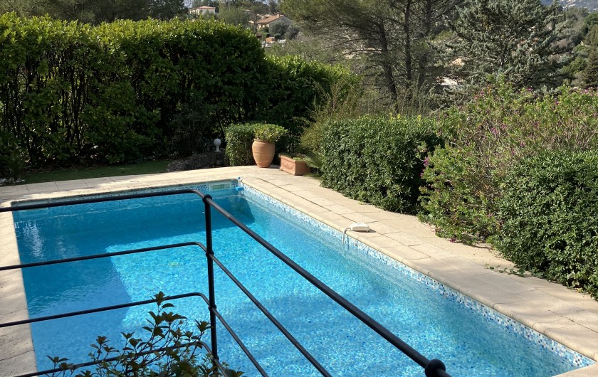 Location de vacances - Villa à Peymeinade - vue piscine de la terrasse couverte