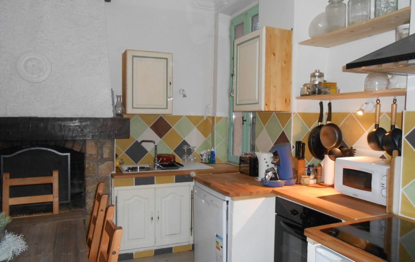 Location de vacances - Gîte à Vidauban - cuisine aménagée fond évier et cheminée