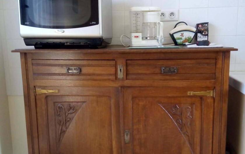 Location de vacances - Appartement à Liourdres - living micro-onde four combiné