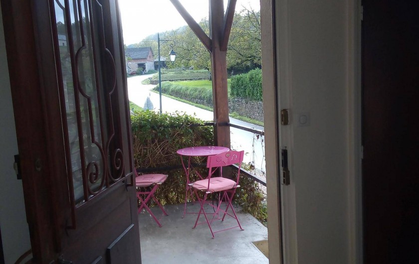 Location de vacances - Appartement à Liourdres - vue depuis l'entrée du living sur la petite terrasse