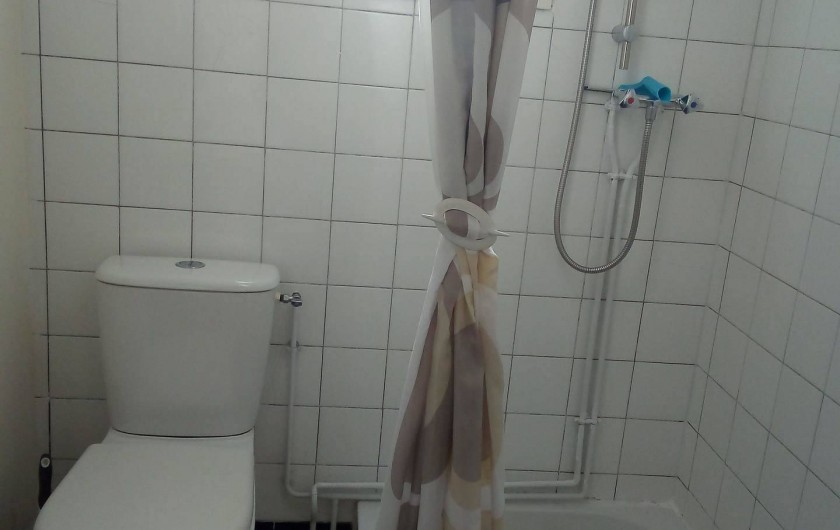 Location de vacances - Appartement à Liourdres - salle de bains wc et douche