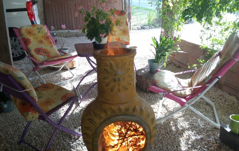 Location de vacances - Appartement à Liourdres - Brasero et salon de jardin