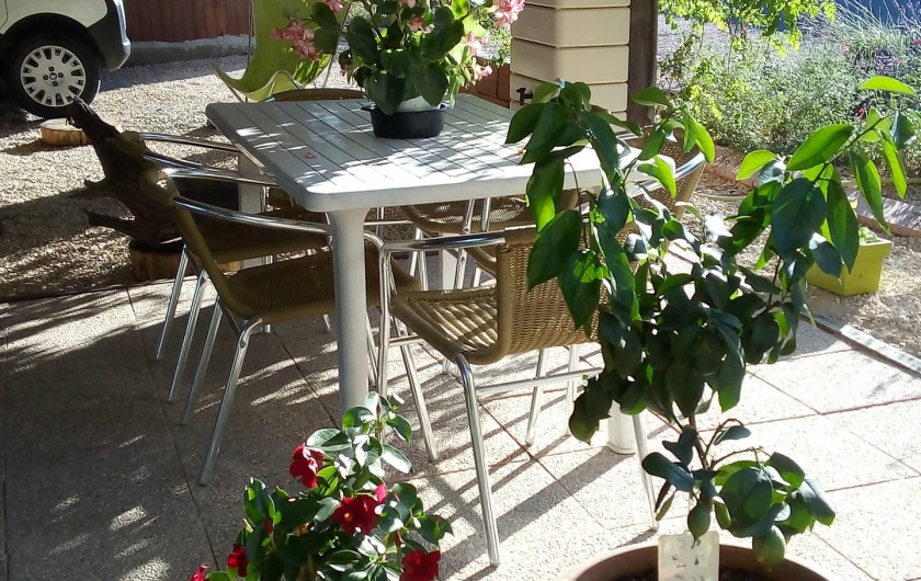 Location de vacances - Appartement à Liourdres - terrasse abritée avec table et 6 chaises