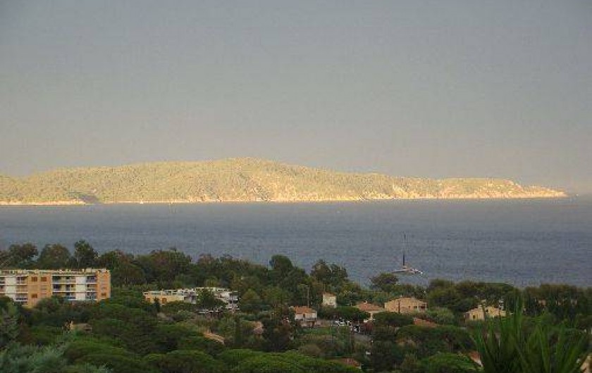 Location de vacances - Appartement à Cavalaire-sur-Mer - Vue sur la baie de Cavalaire depuis villa