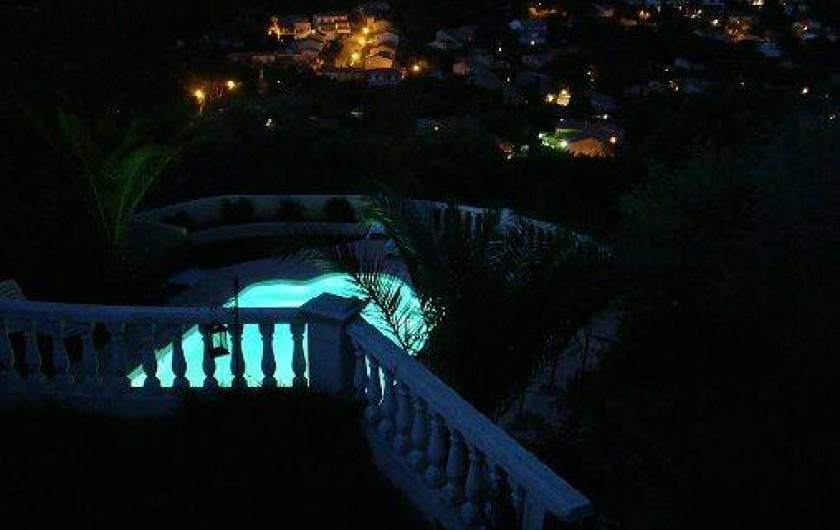 Location de vacances - Appartement à Cavalaire-sur-Mer - Vue piscine de nuit