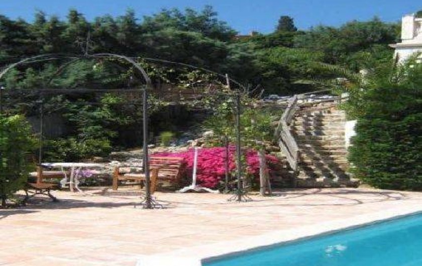 Location de vacances - Appartement à Cavalaire-sur-Mer - Descente appartement  piscine