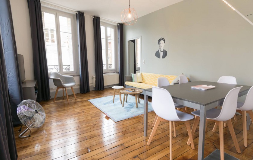 Location de vacances - Appartement à Charleville-Mézières - Salon avec double exposition