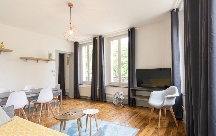 Location de vacances - Appartement à Charleville-Mézières - Salon séjour spacieux pour se détendre, déjeuner ou profiter de la vue