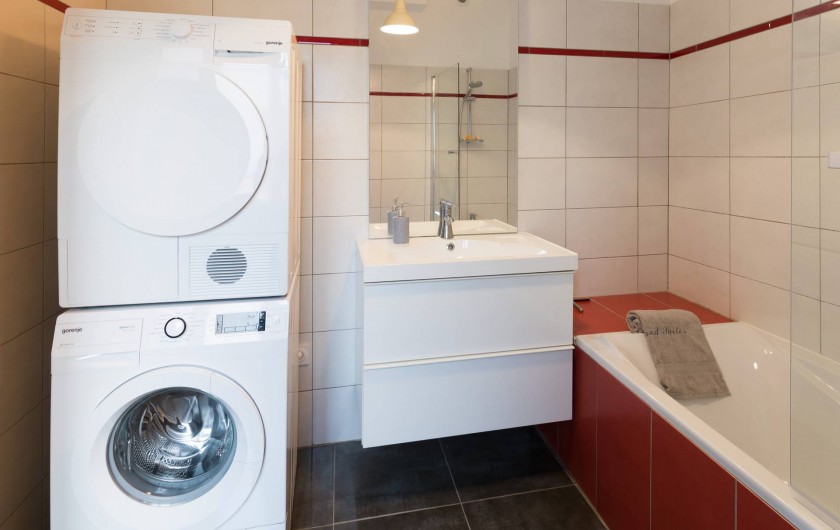Location de vacances - Appartement à Charleville-Mézières - Salle de bain avec lave-linge et sèche-linge