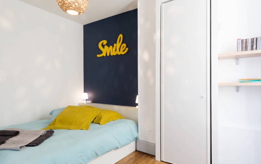 Location de vacances - Appartement à Charleville-Mézières - Chambre cour avec armoire penderie