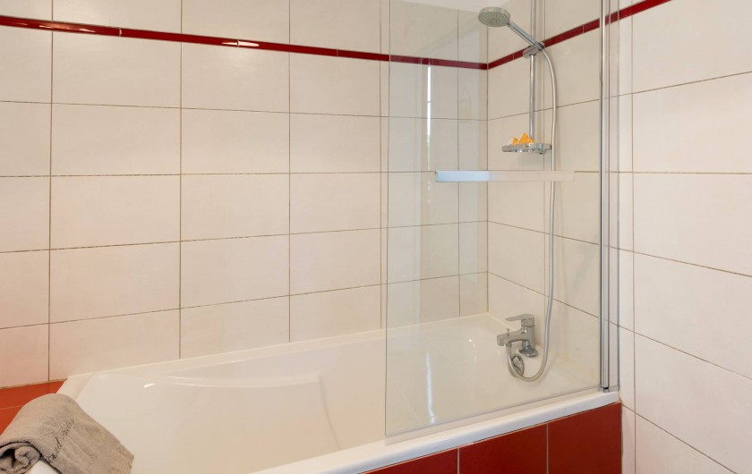 Location de vacances - Appartement à Charleville-Mézières - La baignoire dispose d'une douche fonctionnelle