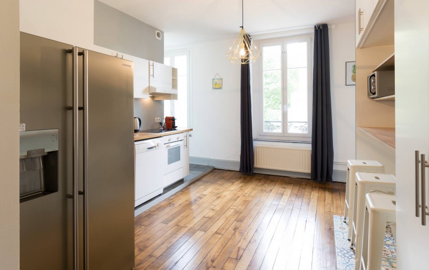 Location de vacances - Appartement à Charleville-Mézières - Cuisine équipée avec frigo américain, lave-vaisselle et four