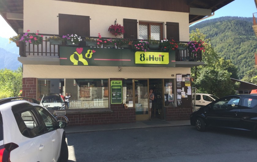 Location de vacances - Chalet à Servoz - La petite épicerie de Servoz  Dépôt de pain, croissants, journaux ...
