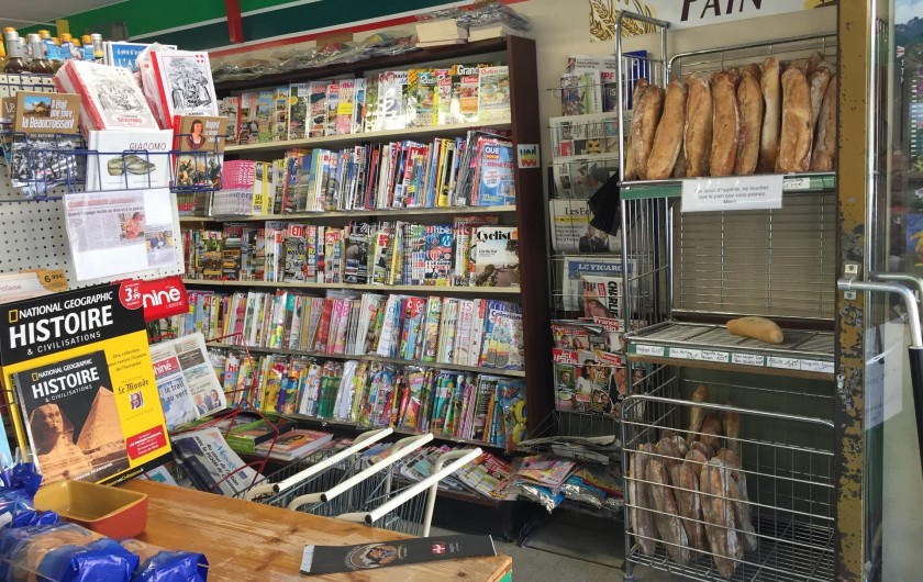 Location de vacances - Chalet à Servoz - Bien achalandée, y compris croissants et pains au chacolat.