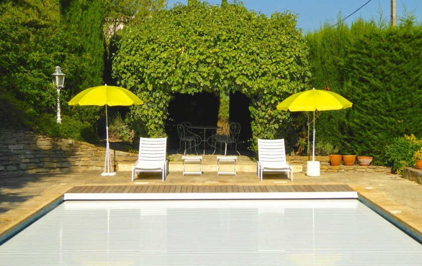 Location de vacances - Villa à Le Beausset - Volet rigide de sécurité pour fermer la piscine