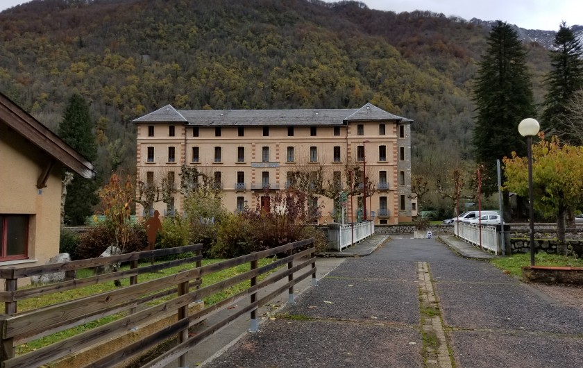 Location de vacances - Studio à Aulus-les-Bains - Le Grand Hôtel vu des thermes.