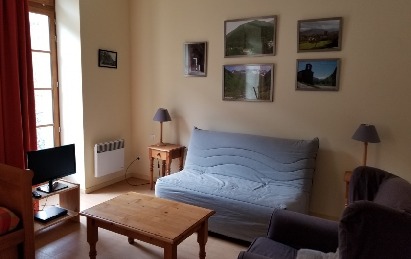 Location de vacances - Studio à Aulus-les-Bains - Séjour avec vue sur les thermes, télévision , lecteur dvd et wifi.