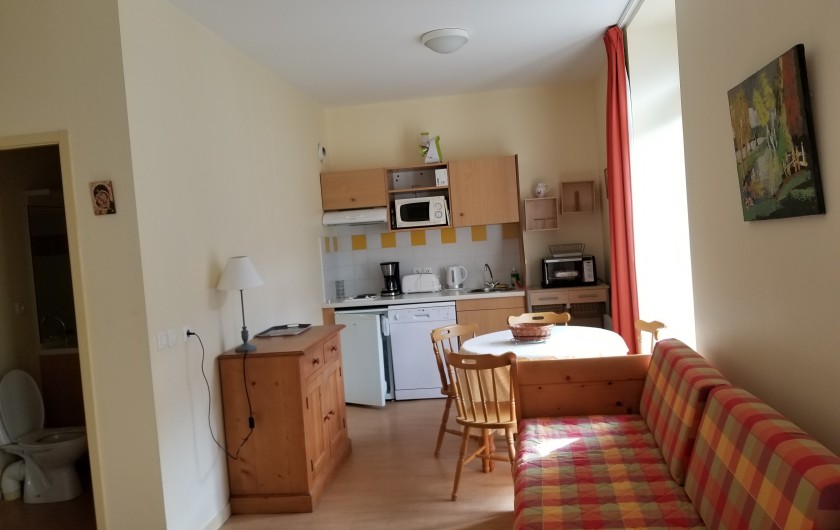 Location de vacances - Studio à Aulus-les-Bains - Vue d'ensemble avec porte donnant sur sdb.