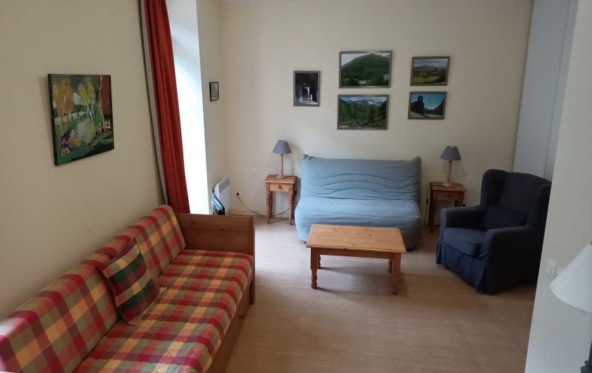 Location de vacances - Studio à Aulus-les-Bains - Séjour, canapé lit bz et deux lits gigogne simples.