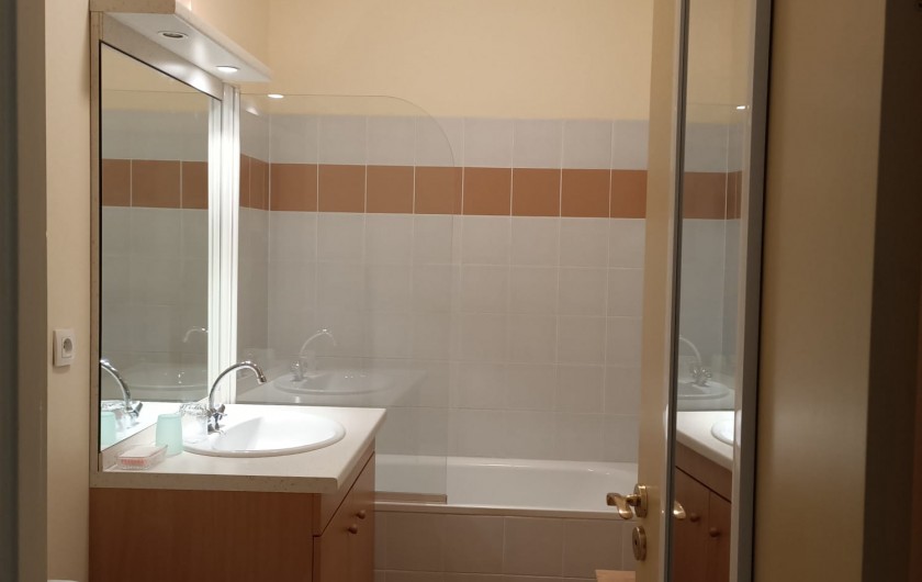 Location de vacances - Studio à Aulus-les-Bains - Salle de bain, baignoire et douche.