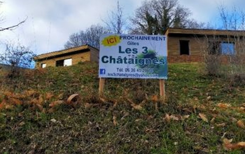 Location de vacances - Chalet à Saint-Sylvestre - Vue sur les chalets "Le Châtaignier" et "Le village" du bas du terrain.
