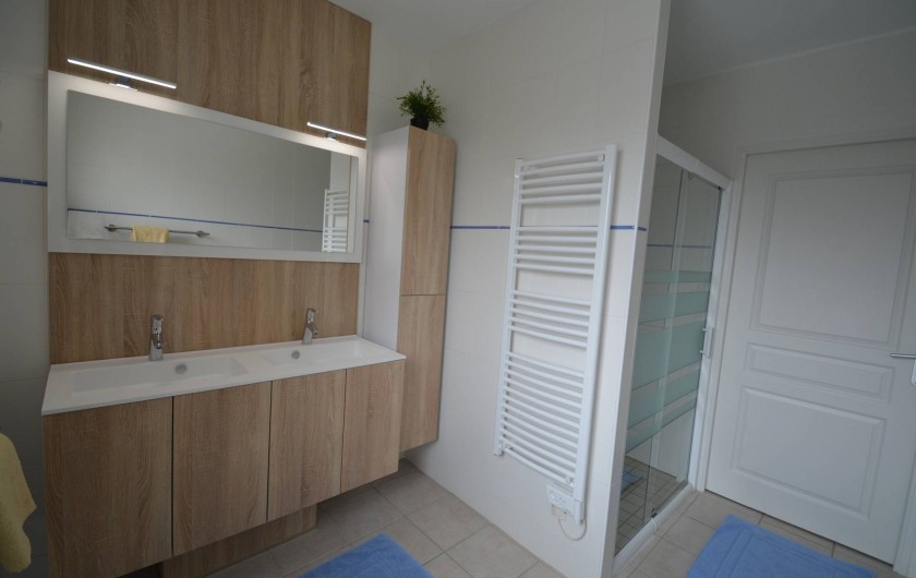 Location de vacances - Gîte à Cublac - Salle d'eau avec douche spacieuse et meuble moderne