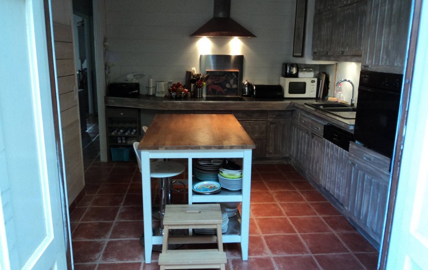 Location de vacances - Maison - Villa à Saint-Laurent-de-la-Salanque - Cuisine équipée vue du patio