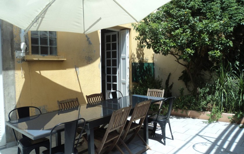 Location de vacances - Maison - Villa à Saint-Laurent-de-la-Salanque - Grand patio ombragé  Il y a un barbecue