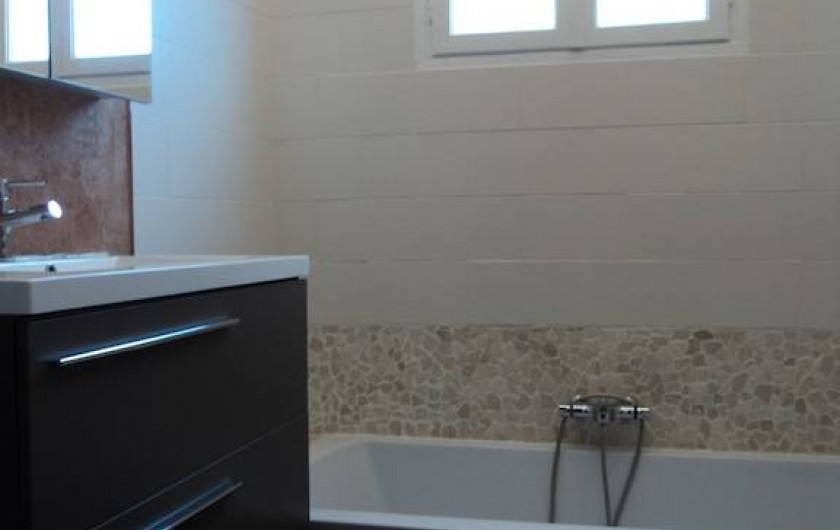 Location de vacances - Maison - Villa à Saint-Laurent-de-la-Salanque - Salle de bain de l'étage: une grande baignoire, un lavabo vasque et un WC