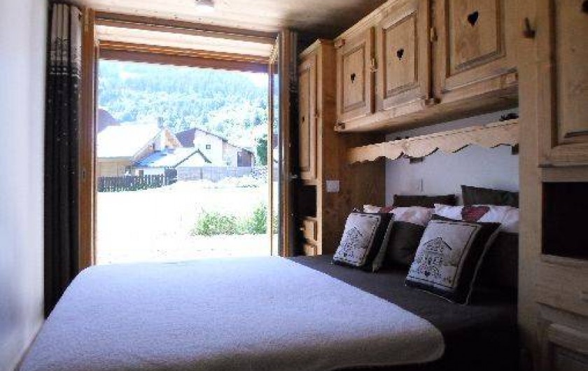 Location de vacances - Appartement à Valloire - chambre parentale avec douche italienne TV  accès direct au jardin clôturé