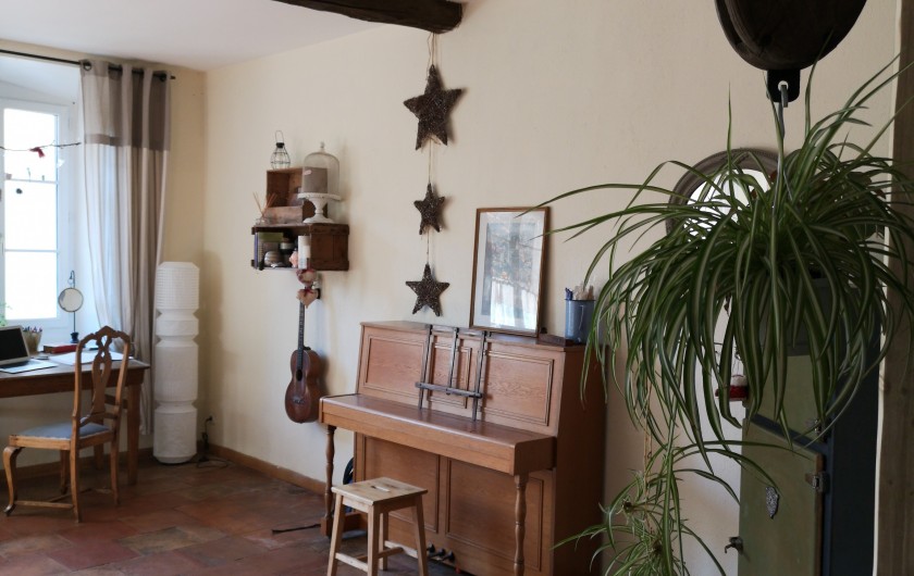 Location de vacances - Mas à Loupia - Salon piano et TV